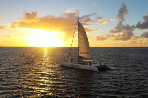 CATAMARANO AL TRAMONTO